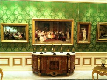 Showcase your artwork and mirrors to their fullest potential with our customized hanging solutions.